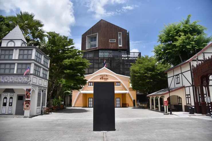 《2001太空漫遊》黑石碑＋泰國影史館＋泰國電影資料館大樓。／作者攝影