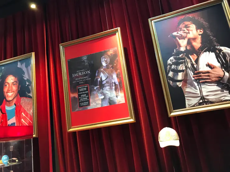 我不記得以前有沒有這些掛照，但全因它們才令人想起這裏是MJ珍品廊。