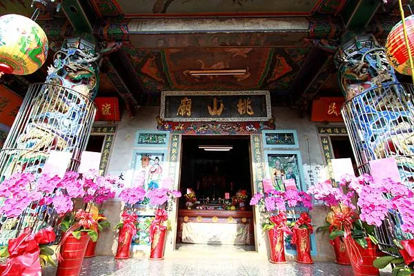 正門前龍柱與浮雕工藝精湛（圖片截圖於網路）