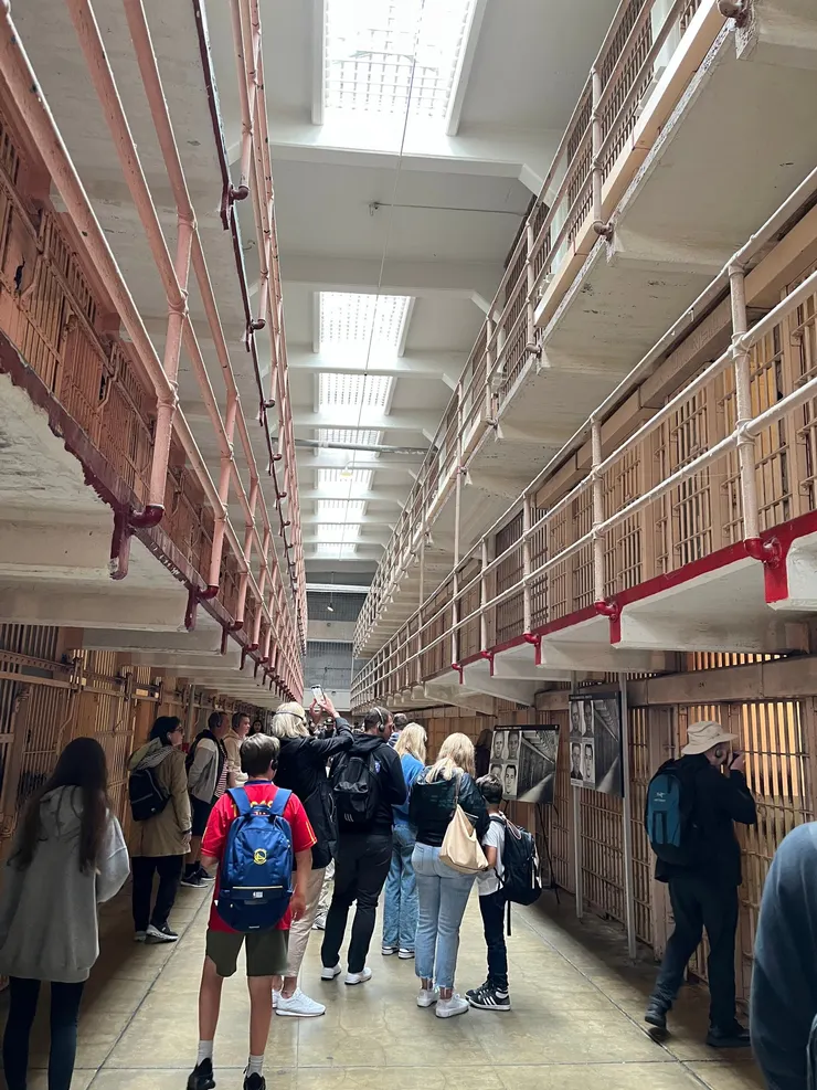 參觀監獄。入場時會發耳機，可選擇自己的母語聽語音介紹，結束後記得歸還耳機喔!
