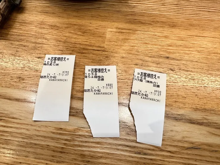 用點餐機點完餐後拿取餐券放在桌上，餐點稍後就會送上桌了