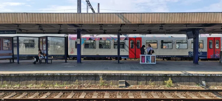 【在Antwerpen-Berchem站候車，班車無不塗鴉。】