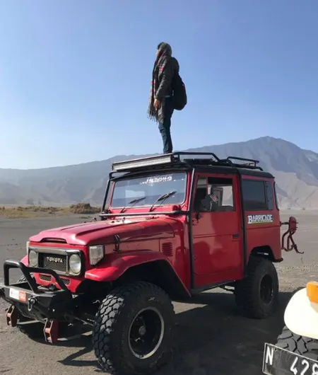 可以站在吉普車頂跟火山拍照