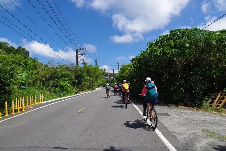 騎乘在雙澳公路上