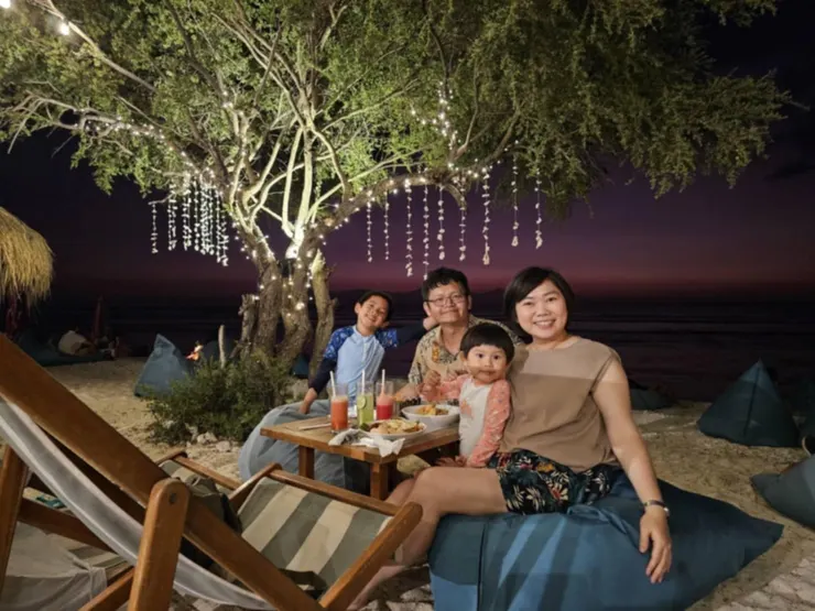 Gili T的Lazy Coconut,傍晚到可以看日落,旁邊有一些給小孩玩的玩具,所以小孩可以玩很久,調酒都有打折,比峇里島便宜