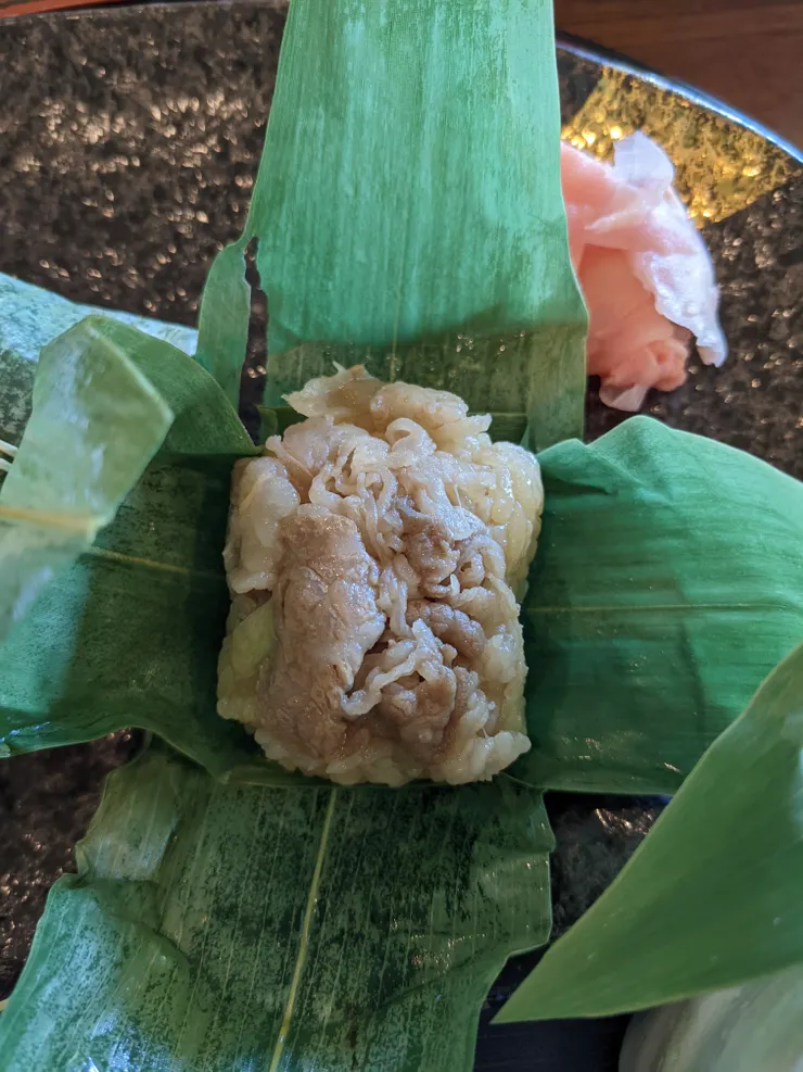 三顆以當地產的米分別包了和牛、赤貝、鰻魚