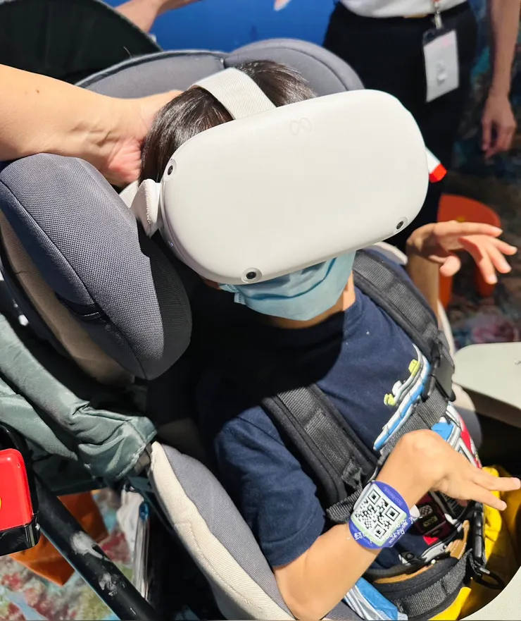 也是友善的慈濟志工詢問我要不要給哥哥試試看喔。對於敏感的他們很難,但試試又何妨。