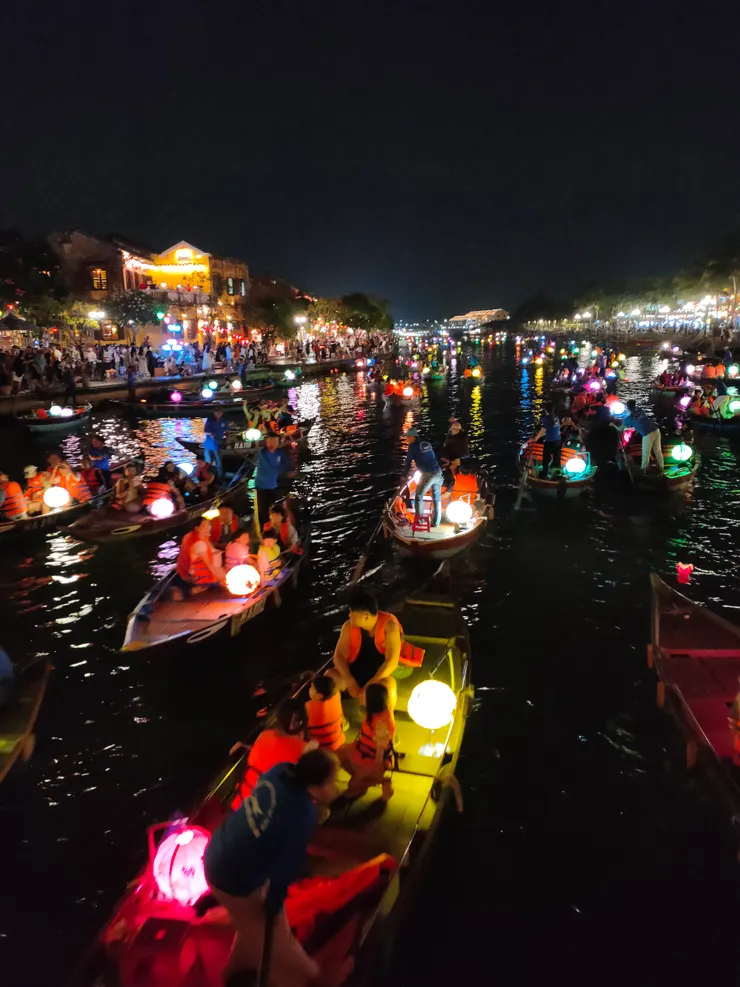 週日人變少才能拍到比較清楚的船景