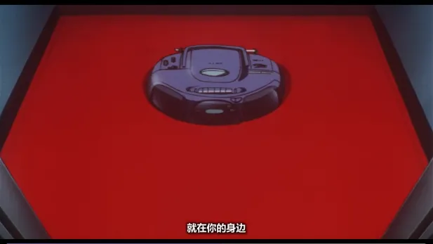 圖三：畫面中的對比元素其一，藍色的收音機正播放詭魅的歌曲