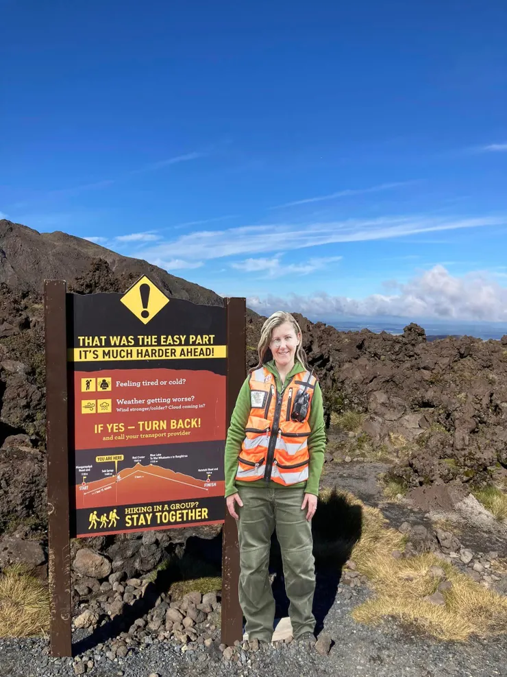 沿路上都是這種警語，太多隨隨便便穿拖鞋來的觀光客嗎