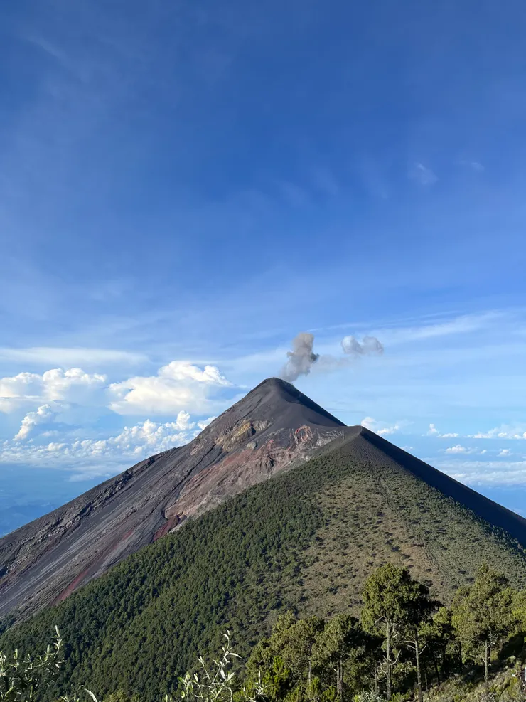 白天依然噴煙的Fuego火山