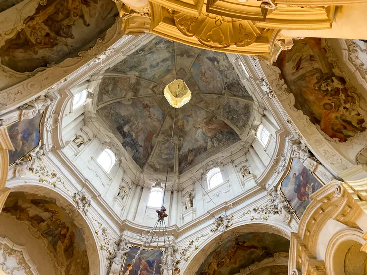 ▲教堂穹頂壁畫是巴伐利亞藝術家科斯瑪．達米安．阿薩姆（Kosma Damián Asam）兩兄弟所畫，主要是向聖人聖尼古拉致敬，以及描繪修會創始人聖本篤的生活場景。