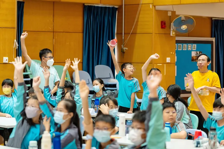 學生踴躍地舉手,期待分享自己的想法