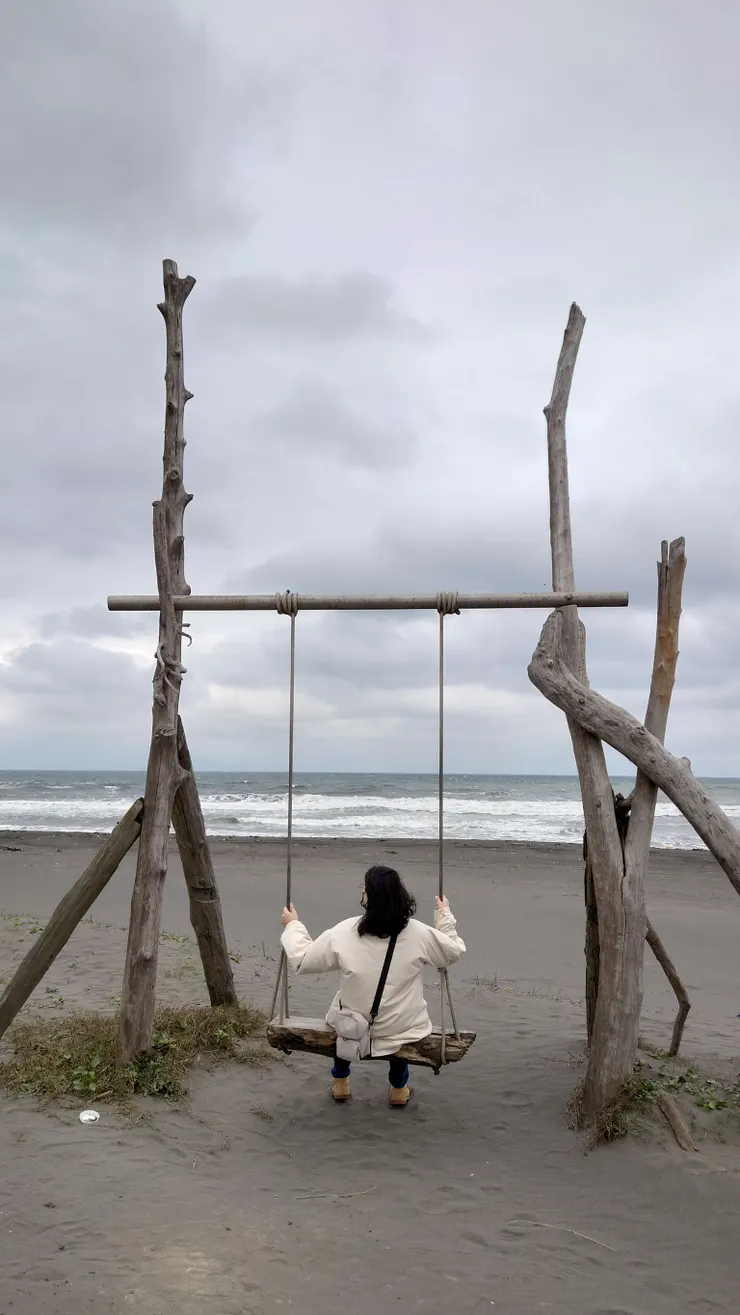壯圍海邊的盪鞦韆，天氣不好，沙灘上完全沒有人，就像末日