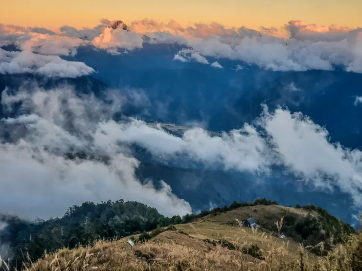 雲霧繚繞，遠處的中央尖和底下的山屋