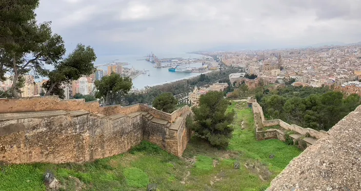 從制高點希布拉法羅城堡 Castillo de Gibralfaro 俯瞰馬拉加的海岸線和城市