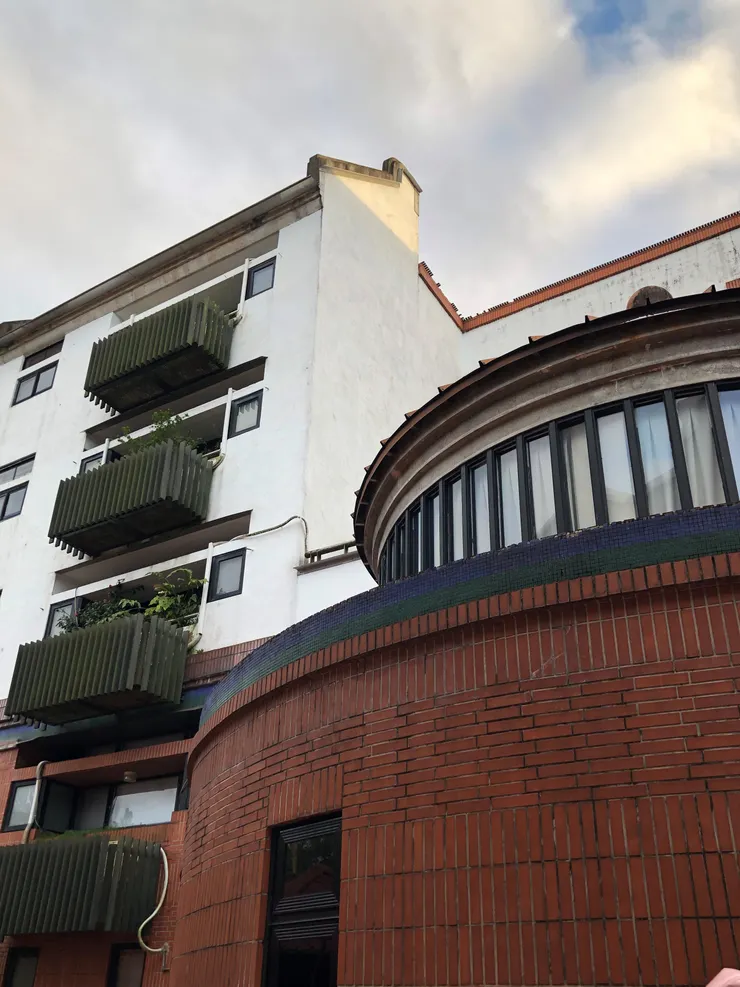 以橫、豎方向排列的紅磚，堆疊到頂點時，卻又以七十年代的馬賽克磁磚收尾