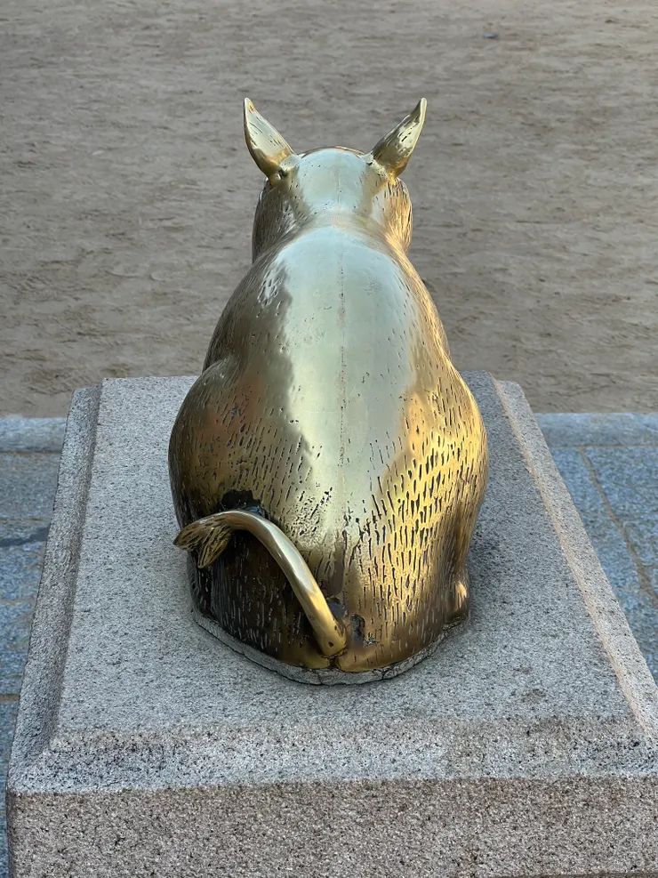 有名的金豬，據說摸了會帶來滿滿福氣，所以被摸到紋路都消失了