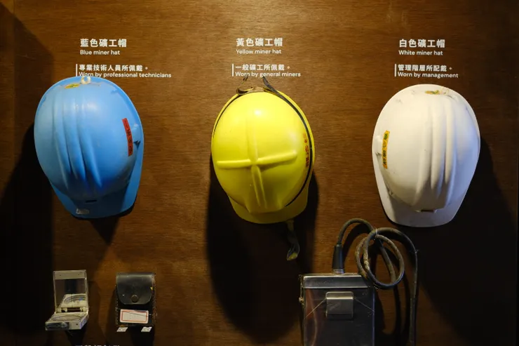 礦工帽以顏色區分身分。