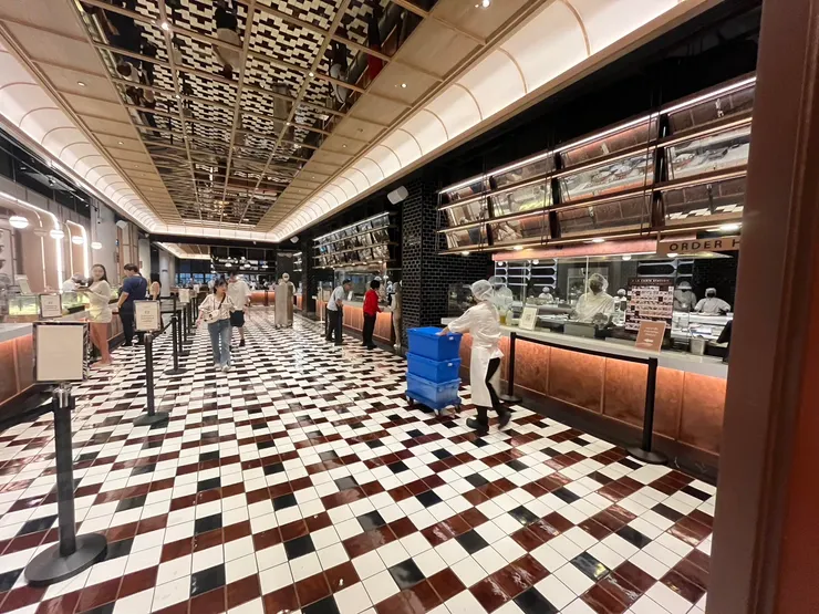 用餐環境也很美，即便300多組客人入座，空間寬敞不擁擠，而且所有員工都戴著浴帽跟口罩，真的是很美好的用餐體驗。