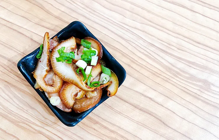 小白拉麵單點小菜煙燻豬頭皮，撒上蔥花點綴，Q彈富含膠質，東湖平價美食推薦。