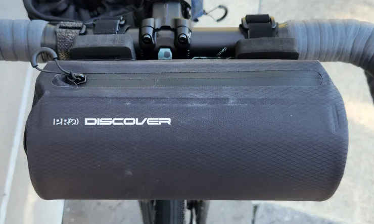 PRO Discover Team 把手包，2L (料號：PRBA0066)。車縫線是採用焊縫線的設計，主打全防水功能。