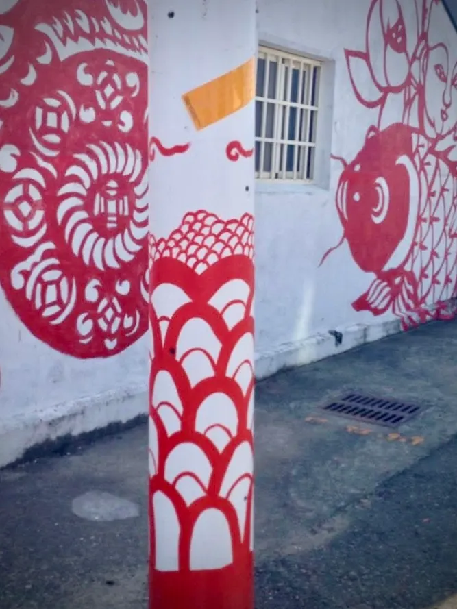 斷線桿的彩繪也不馬虎，會呼應旁邊的牆面彩繪主題