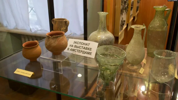克里米亞其中一間博物館借展文物到阿姆斯特丹後的展示櫃，圖片來源：X/@RFERL