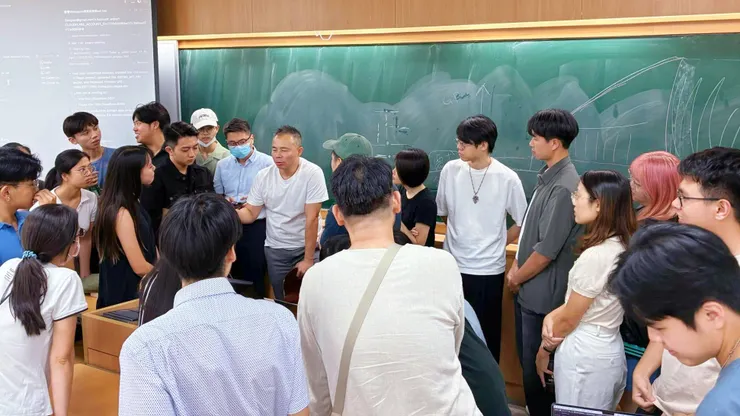 即便下課時間，同學們仍圍繞著 Felix 提問（圖片取自陶老師FB）