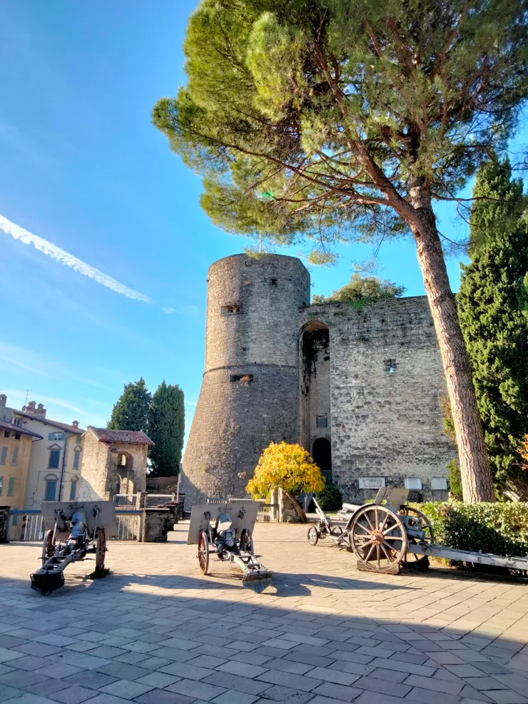 貝爾加莫要塞以及陳列在廣場上的大砲