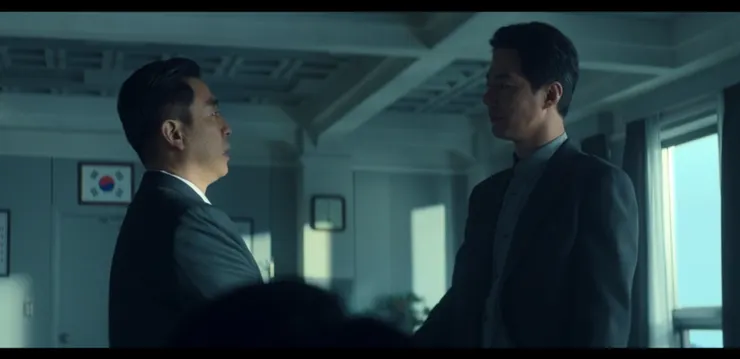 閔次長要求文山跟九龍浦互稱代號、不通姓名、只需有任務關係。但兩人卻握手，並互通彼此的姓名。（Source: Disney+）