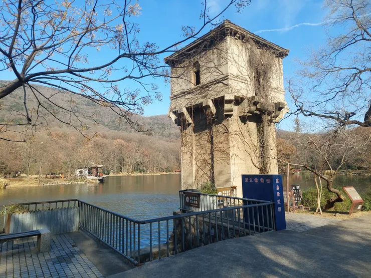 明孝陵上的紫霞湖