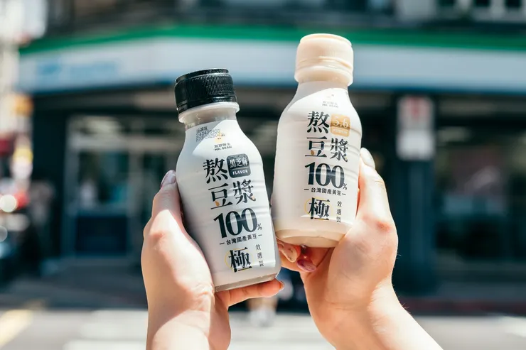 圖說：全家便利商店就是你的豆漿店，原味及黑芝麻兩種口味熬豆漿，小小一瓶每100毫升即富含5.6克的蛋白質，隨時隨地補充一天所需的蛋白質營養。（資料來源：MR.BEAN豆豆鮮生）