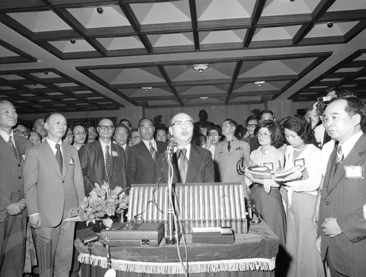 圖 15 總統嚴家淦參加政大 50 週年校慶,於中正 圖書館致詞 案名:嚴家淦總統專輯 檔號:0050/0023-1/1 來源機關:行政院新聞局 管有機關:國家發展委員會檔案管理局