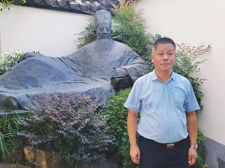 ▲蘇東坡第30代世孫蘇東站在東坡臥像前一對照，相隔近千年的爺孫倆簡直是神複製！（攝影／水靜葳環遊世界366天）

