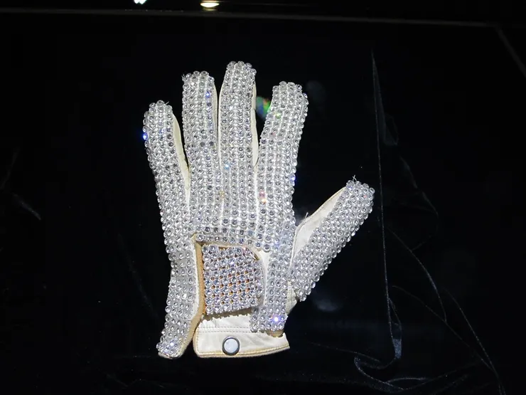 來到鎮館之寶了！就是MJ第一次表演《Billie Jean》時所戴的白色水鑽手套！酒店方特意買回來，免費展出，能親眼看到實在很幸運！