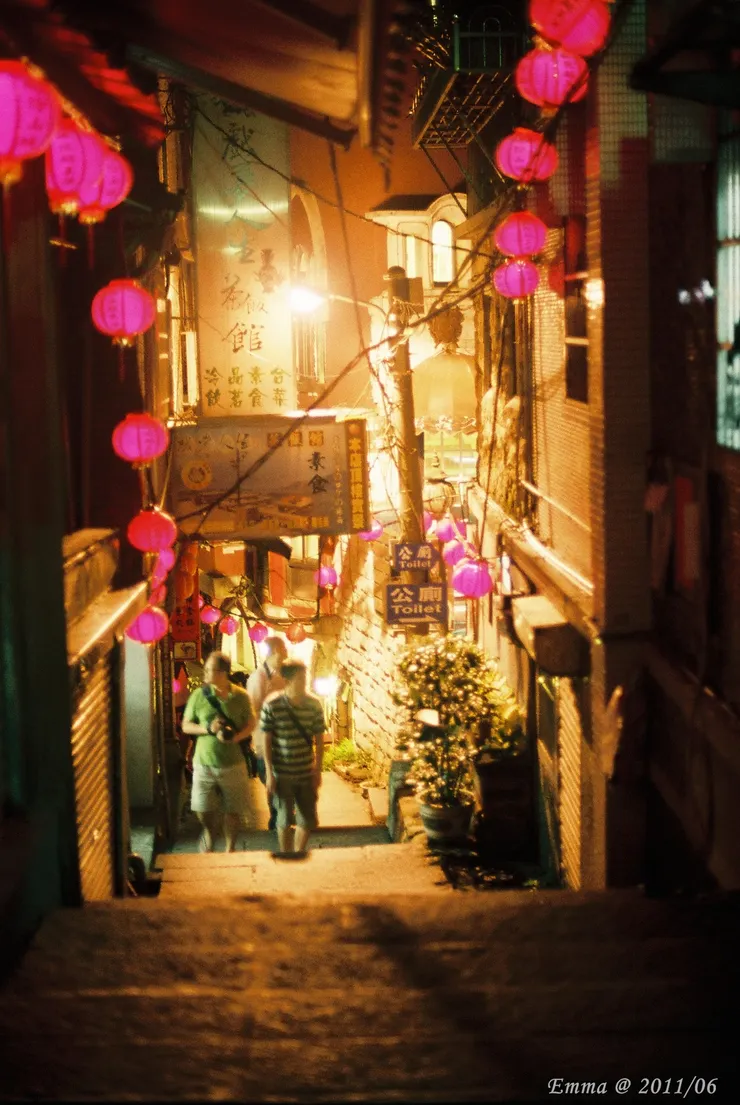 FM2 & flim shot by Emma @ 九份，台灣。25 / 06 / 2011.