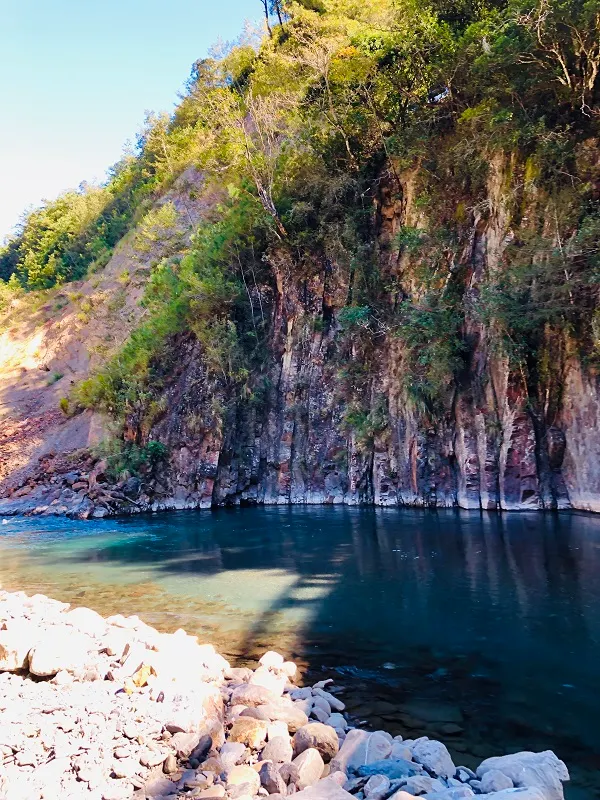 兩側山壁頁岩，形成美麗的柱狀排列和有著層次分明紋理的特殊景觀。
