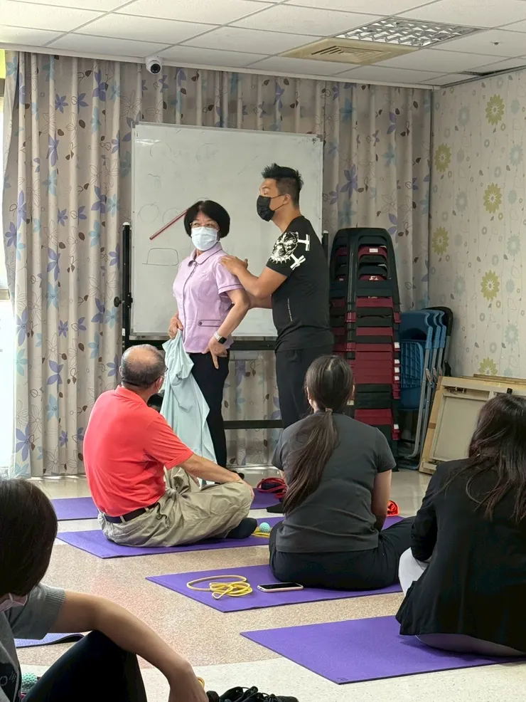 「當她站起來時,才驚覺自己總是無意識繃緊。 而另一位說:『原來正確的姿勢,並不一定舒服。』