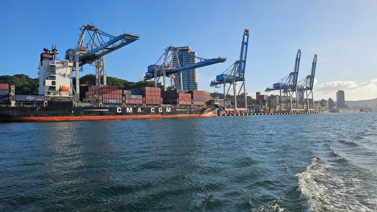 這是基隆港的橋式起重機!船長說有沒有看到很多長頸鹿?橋式起重機每台造價上千萬!