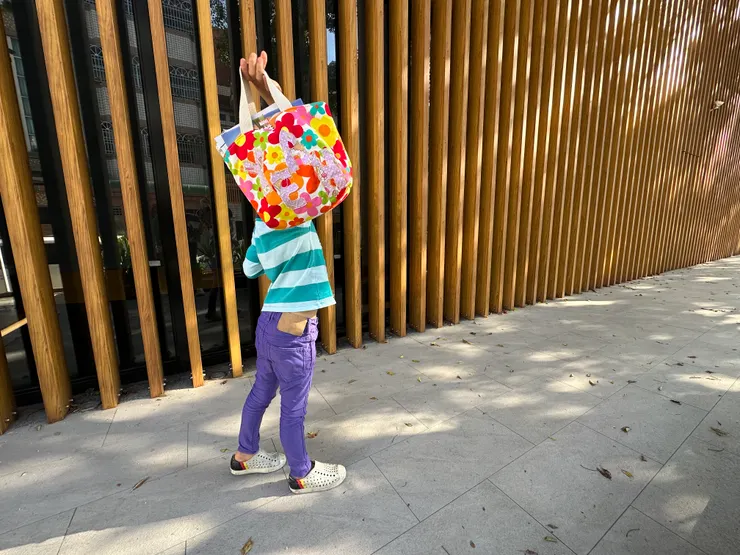 帶著完成的作品出門逢人介紹也是成就感。〔2024冬令營 便當袋〕