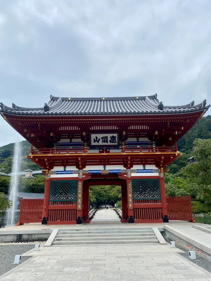 山門上寫著山號「應頂山」