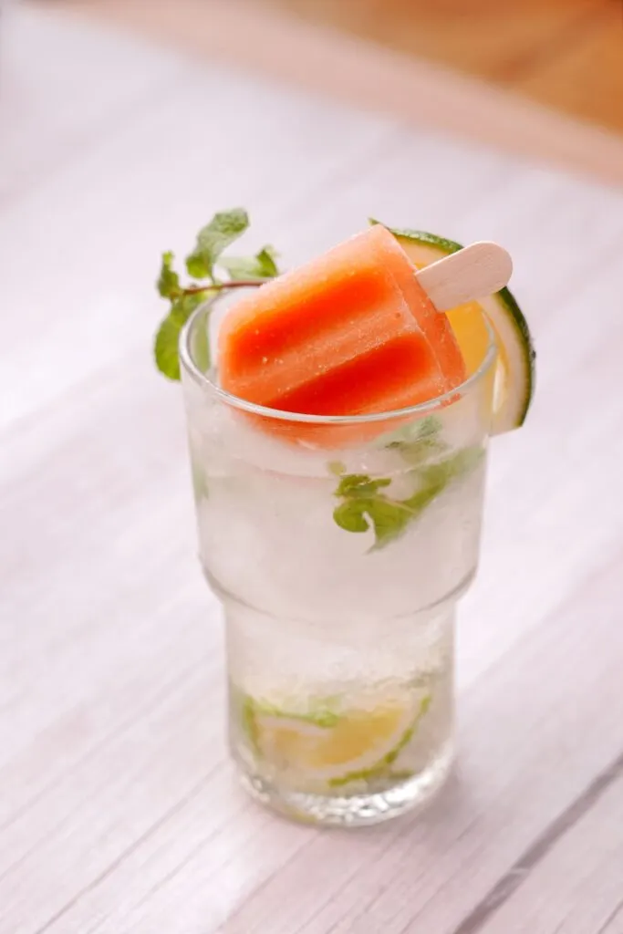 ▲以經典調酒Mojito為靈感的「Chill西Mojito」,豪邁將整支超萌西瓜冰棒插入,成為消暑微醺首選。