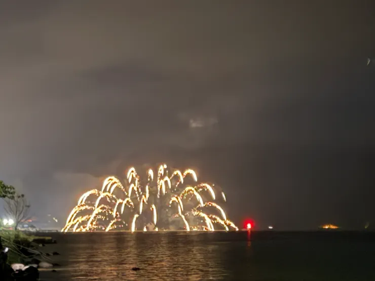 晚上施放的花火