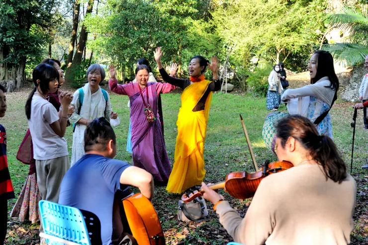 【反覆唱誦聖名不理任何禮節儀式 感動沛然莫之能禦不覺翩翩起舞】