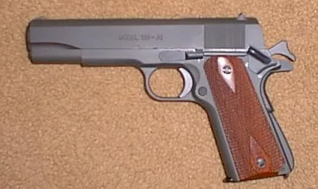 春田兵工廠的二戰重製版本M1911A1，手槍表面進行了磷化處理