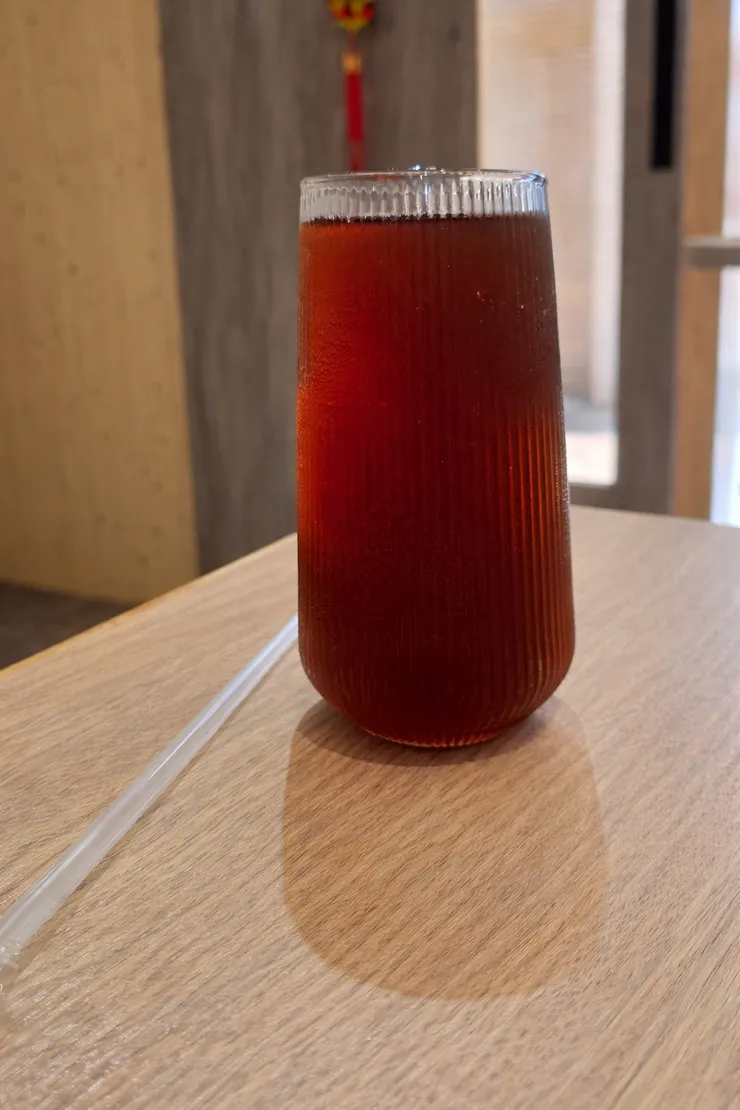 附餐紅茶我點微糖，喝完的感想是....下次要點半糖XD
