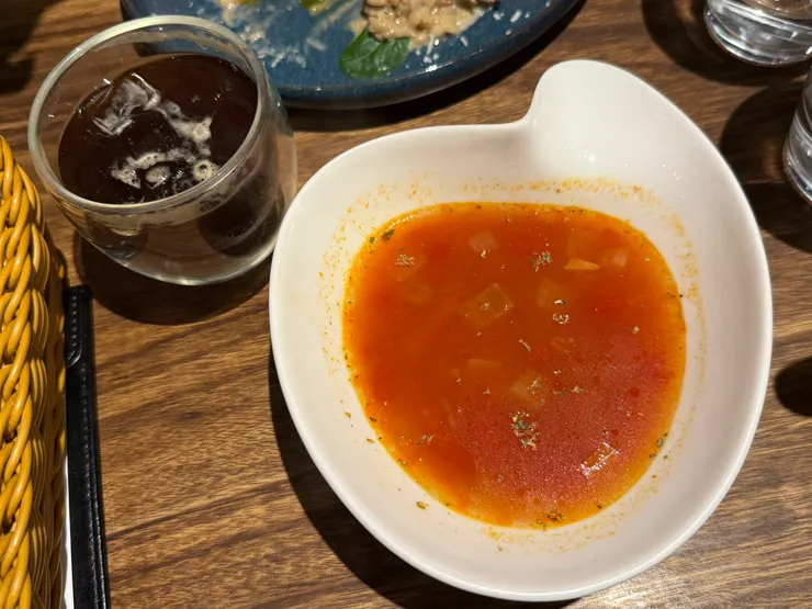 B套餐:精選湯品(番茄羅宋湯)+飲品(紅茶)