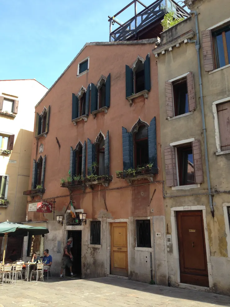 有時穿出巷弄就能看到小店家