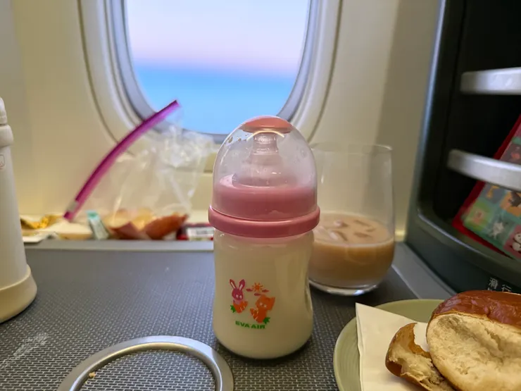 飛機上有奶瓶可以借，但我的寶寶不接受